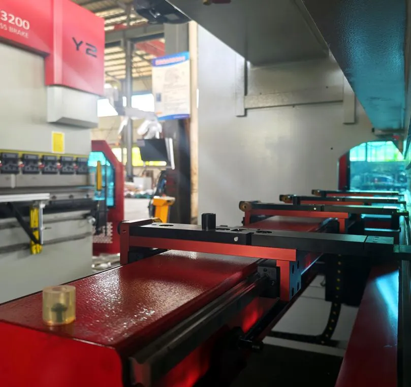 Hinteranschlag einer CNC-Abkantpresse mit Anschlagfingern auf der Traverse